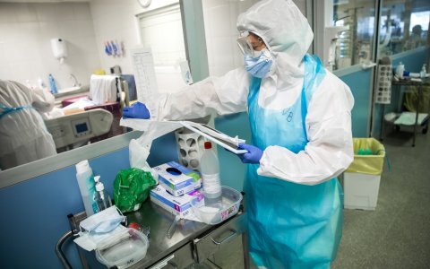 Una professional sanitària amb un equip de protecció individual. FOTO: CEDIDA.