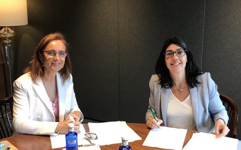 Carme Sabrí, directora d’AgroBank (dreta), i Mireia Torres, presidenta de la Plataforma Tecnològica del Vi. FOTO: CEDIDA.