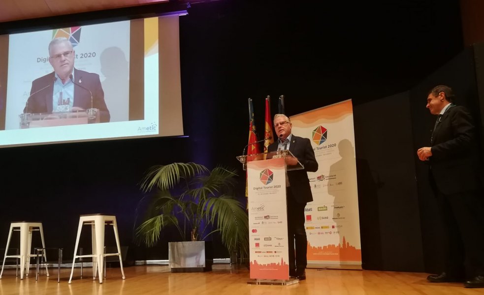 L'alcalde Pere Granados fent el seu discurs després de recollir el premi. FOTO: CEDIDA.