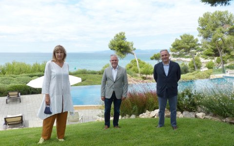 D'esquerra a dreta: Carme Mansilla, directora dels Serveis Territorials d’Empresa i Coneixement de la Generalitat a Tarragona, Pere Granados i Agustín García Pascual, director de Lumine Golf Club. FOTO: CEDIDA.