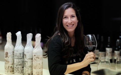L'enòloga de Cambrils, Anna Rovira, al Celler de Capçanes. FOTO: XAVI JURIO.