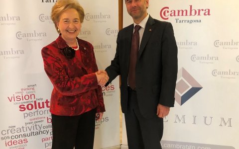 Laura Roigé, presidenta de la Cambra de Tarragona, i Carlos Arola, director general de l'empresa Arola Aduanas y Consignaciones. FOTO: CEDIDA.
