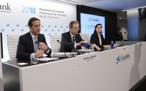 El conseller delegat de CaixaBank, Gonzalo Gortázar, el president de l'entitat, Jordi Gual, i la directora de comunicació, Mª Luisa Martínez. FOTO: CEDIDA.