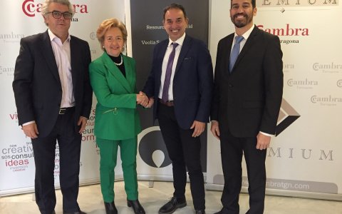 Laura Roigé i Miquel Àngel Cerdà, amb Francesc Estrada Berlanga, director de la Divisió d'Edificis de Veolia Serveis Catalunya i Daniel Martín, director gerent de la Cambra. FOTO: CEDIDA.