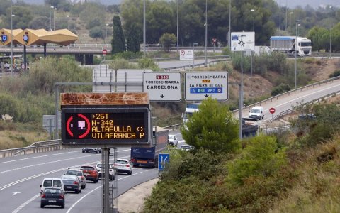 Fa gairebé un any que va entrar en vigor la normativa en què es prohibia el pas de camions per l'N-240. FOTO: CEDIDA.