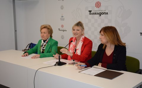 La presidenta de la Cambra de Comerç, Laura Roigé; la consellera de Comerç de l’Ajuntament, Elvira Ferrando, i la directora dels serveis territorials d’Empresa i Coneixement, Carmen Mansilla. FOTO: CEDIDA.