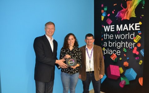 Andrea Firenze, director general de Covestro, Laura de Sousa, premiada, y Francisco Medina, vicerector de Innovación. FOTO: CEDIDA.