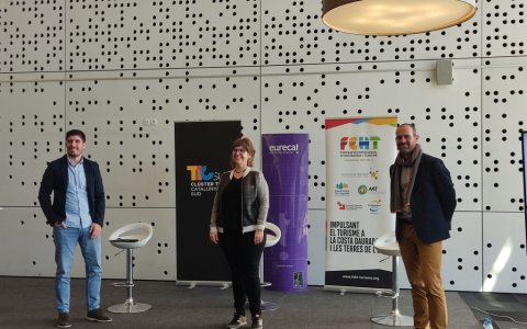 Pablo Mazón, president del Clúster TIC; Berta Cabré, presidenta de la FEHT; i Ignacio de las Cuevas, cap de Partenariats Globals i Innovació Turística del Departament de Consultoria Tecnològica d'Eurecat.