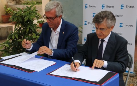 L'alcalde de Tarragona, Josep Fèlix Ballesteros, ha signat el conveni amb el Conseller Delegat d'Ercros, Antoni Zabalza.