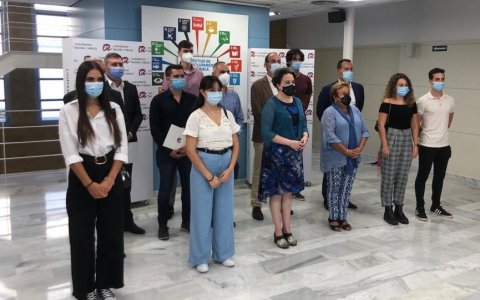 Els estudiants amb la rectora i representants de les empreses seleccionades.