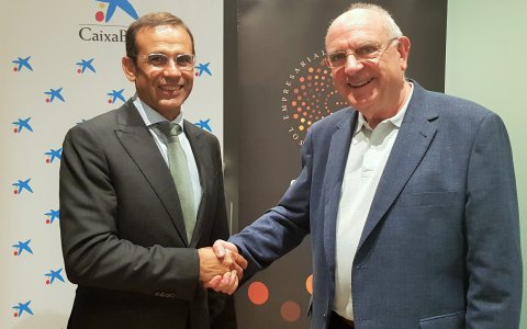 El president de la Fundació Gresol, Emili Correig, i el director territorial de CaixaBank a Catalunya, Jaume Masana, en el moment de l'acord. FOTO: CEDIDA.