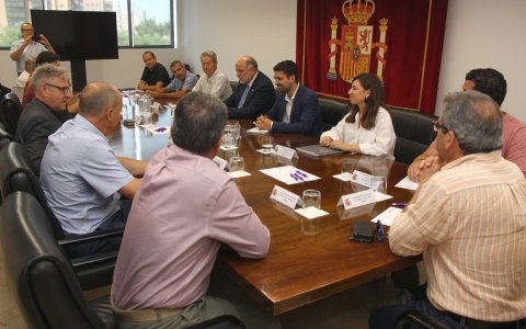La reunió que han mantingut alcaldes del Baix Gaià amb el subdelegat del govern espanyol a Tarragona. FOTO: CEDIDA.