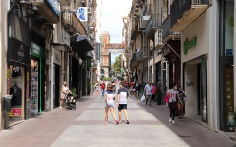 El carrer Monterlos durant el mes d'agost. FOTO: ACN.