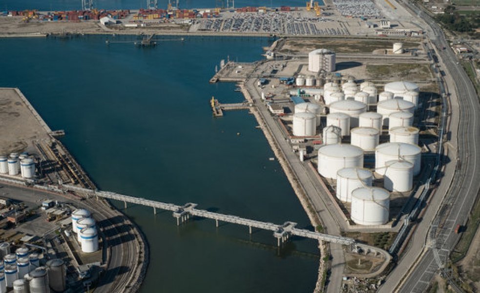 Una imatge aèria del moll de la química del Port de Tarragona. FOTO: ACN.