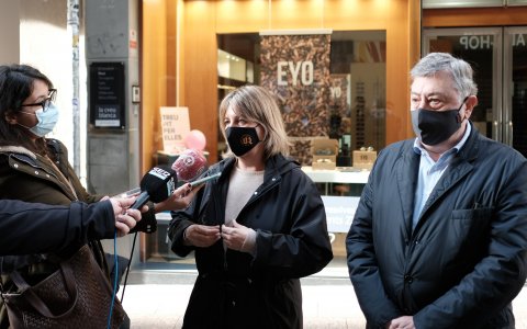 Meritxell Barberà, presidenta de la Unió de Botiguers de Reus i portaveu de les entitats signants; i Pau Salvadó, coordinador de la Comissió de Comerç de la Cambra de Reus. FOTO: CEDIDA.