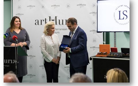 Un moment de l'entrega del premi a Rafel Muria, president d'artMuria