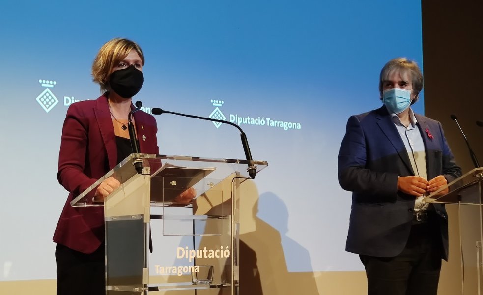 Noemí Llauradó i Quim Nin presentant els pressupostos. FOTO: CEDIDA.