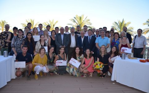 Tots els premiats durant l'acte de lliurament que s'ha fet al Teatret del Serrallo a Tarragona. FOTO: CEDIDA.
