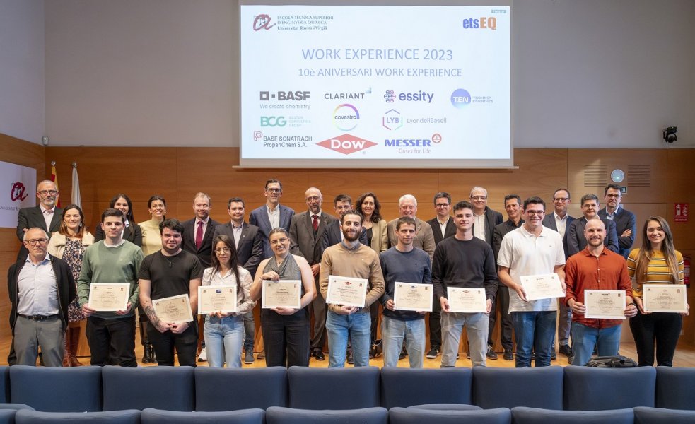 Els estudiants premiats a la darrera edició del Work Experience, al costat dels representants de la universitat i les empreses.