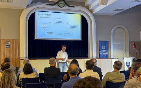 Jordi Duch, director de la Càtedra Universitat i Regió del Coneixement de la URV, en la presentació de la nova xarxa al Teatret del Serrallo.
