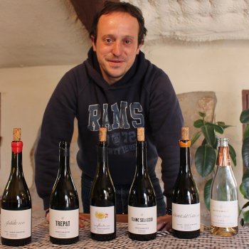 Ricard Sebastià amb els vins del Celler Josep Foraster. FOTO: CEDIDA.