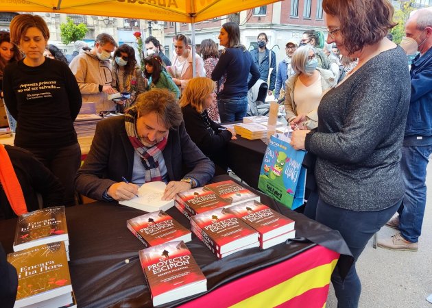 El periodista y escritor Roberto Villarreal firmando ejemplares durante la Diada de Sant Jordi.