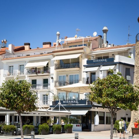 Façana actual del restaurant Miramar en un dels espais icònics de la vila com és el seu passeig marítim.