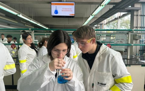 Durante 10 días, más de 300 estudiantes disfrutarán la química en laboratorios reales.
