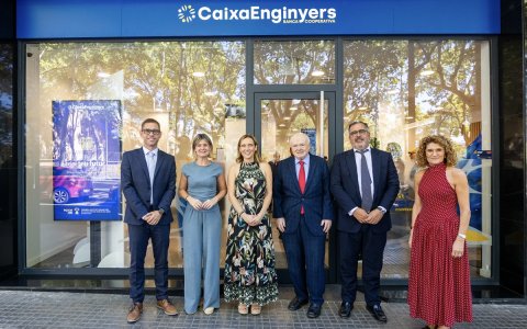 Joan Roca, director de l’oficina; Noemí Llauradó, presidenta de la Diputació; Sandra Guaita, alcaldessa de Reus; Félix Masjuan, president de Caixa Enginyers; Juanjo Llopis, director general; i Montse Carbó, directora de comunicació.