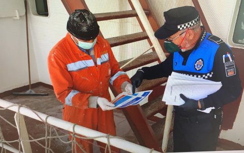 Un agent de la Policia Potuària informa un membre d'una tripulació. FOTO: CEDIDA.