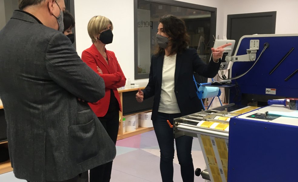 Llauradó i Prats escoltant les explicacions dels representants de Porta Sistemas. FOTO: CEDIDA.