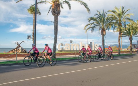 Uns ciclistes pel passeig marítim de Cambrils. FOTO: XAVI JURIO.