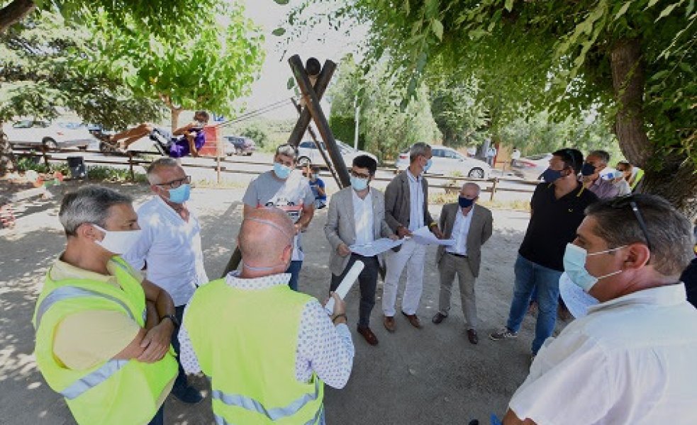 Puigneró visitant les obres de desplegament de fibra òptica. FOTO: CEDIDA.
