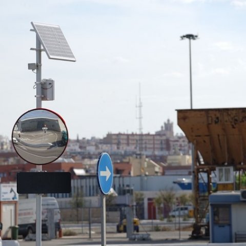 Imatge d'una dels senyals intel·ligents amb el panell lluminós sota el mirall convex. FOTO: CEDIDA.