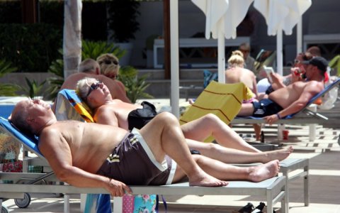 El turismo senior es uno de los segmentos que en septiembre y octubre pueden mejorar parcialmente las cifras de verano, que han ido a la baja. FOTO: X.J.