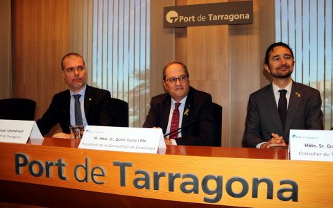 El president del Port de Tarragona, Josep M. Cruset; el president de la Generalitat, Quim Torra; i el conseller de Territori i Sostenibilitat, Damià Calvet; en la visita a les instal·lacions. FOTO: CEDIDA.