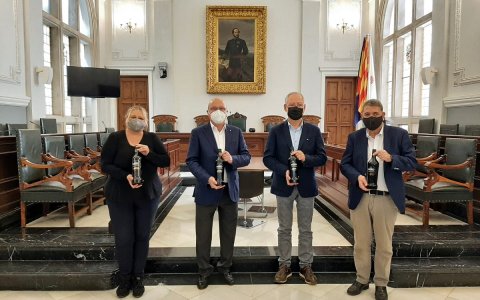 L'alcalde de Reus, Carles Pellicer, i el propietari de Vermuts Miró, Xavier Martínez, acompanyats de la regidora de Promoció de Ciutat, Montserrat Caelles, i el regidor d'Empresa i Ocupació, Carles Prats.