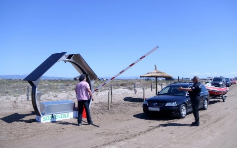 La playa dels Trabucadors, en el Delta del Ebro, ha empezado a cobrar por acceso para evitar las masificaciones.